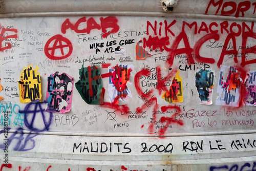 graffiti réalisés par les lycéens en colère sur le site de la colonne de la pace de Bastille à Paris en France