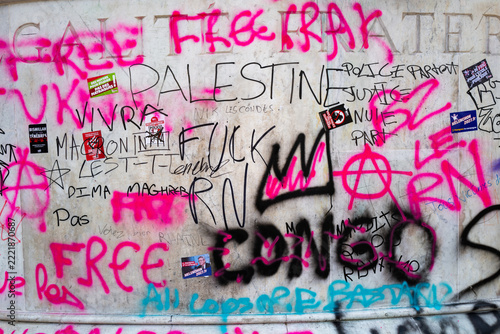 graffiti réalisés par les lycéens en colère sur le site de la colonne de la pace de Bastille à Paris en France