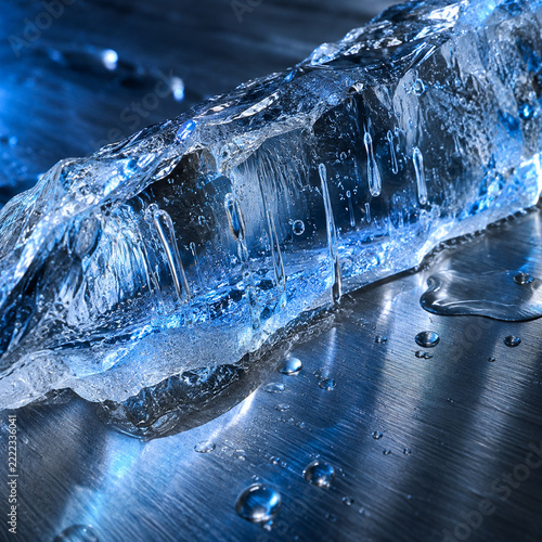 Air bubbles trapped inside a melting ice ridge