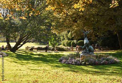 Détente au jardin du Luxembourg à Paris. France