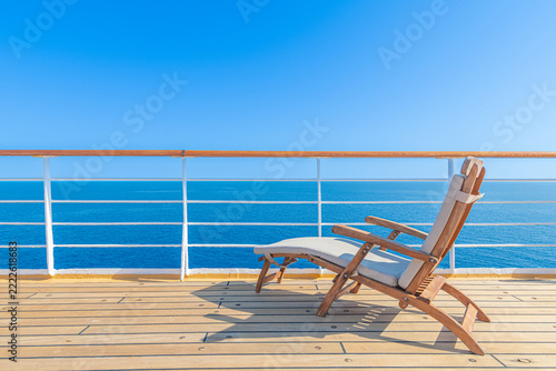 Chaise longue sur le pont d'un navire de croisière en navigation sans personne.