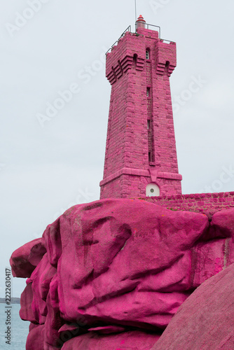 La Côte de Granit Rose en Bretagne émerveille par ses rochers sculptés aux nuances rosées, ses criques sauvages, ses phares emblématiques et ses panoramas marins spectaculaires à couper le souffle.