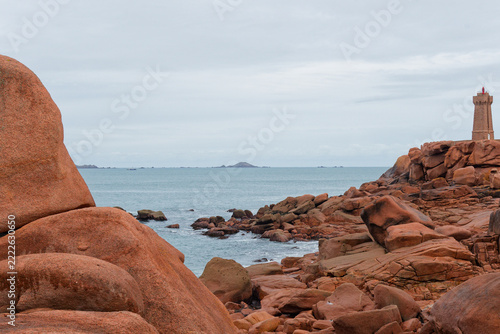 La Côte de Granit Rose en Bretagne émerveille par ses rochers sculptés aux nuances rosées, ses criques sauvages, ses phares emblématiques et ses panoramas marins spectaculaires à couper le souffle.