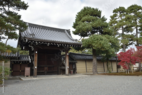 秋の京都大宮御所　正門(京都市上京区)