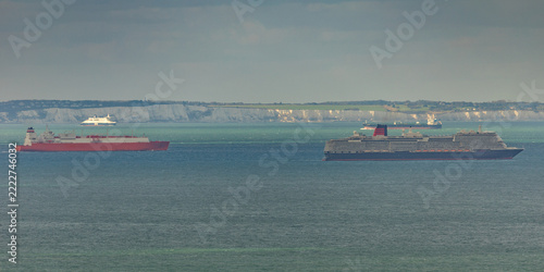 Navigation de plusieurs bateaux sur la Manche avec les falaises de Douvres en arrière plan