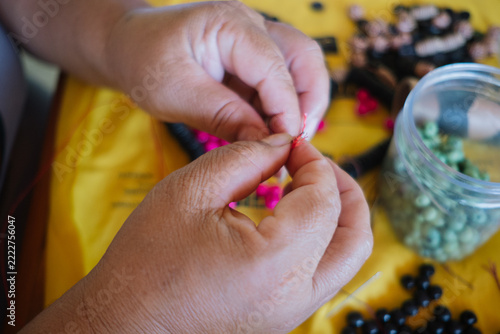 Oficina de artesanato de colares e pulseiras de miçangas