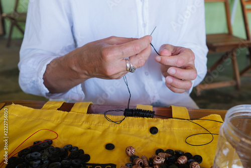 Oficina de artesanato de colares e pulseiras de miçangas