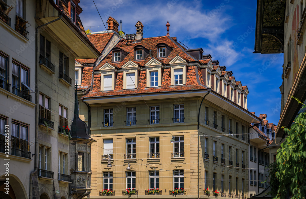 Obraz premium Historic sandstone townhouses with tiled terracotta roofs in Bern, Switzerland