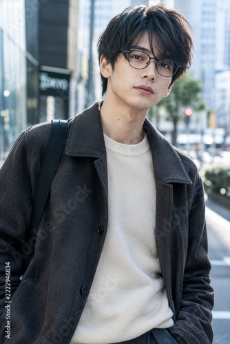 眼鏡をかけた男性の自然体なストリートスナップ