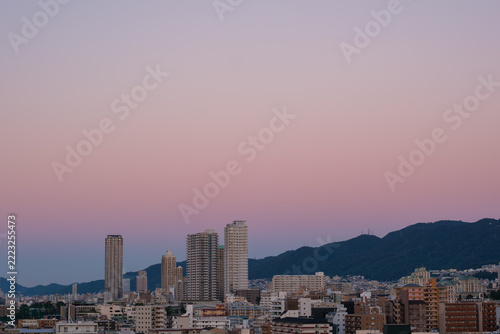 都市の夜明け　神戸市東灘区のマンション高層階より芦屋のマンションの上空からの日の出