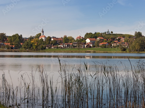 die idyllische Ortschaft Bad Baiersoien am gleichnamigen See liegt an den Ammergauer Alpen (Oberbayern)