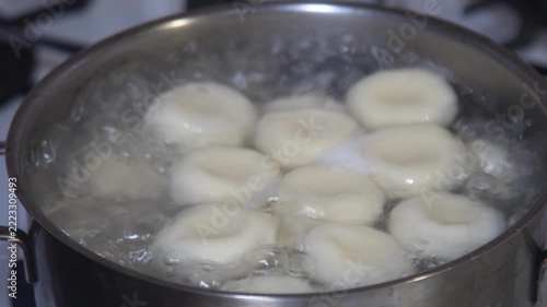 白玉を茹でる様子