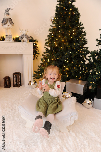 criança menina celebra o natal em linda decoração 