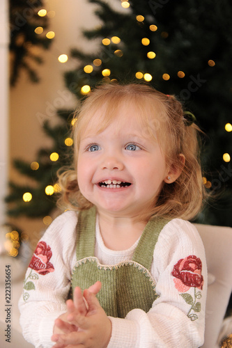 criança menina celebra o natal em linda decoração 