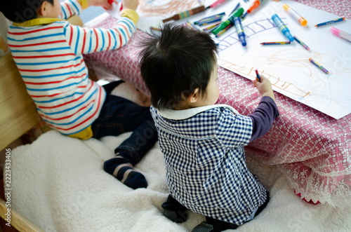 お絵描きする子供