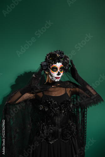 Obraz na plátně Celebrating Dia de los Muertos with vibrant sugar skull and floral crown