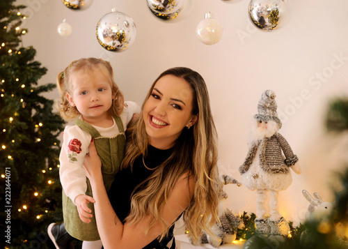 mãe e filha celebram o natal juntas 