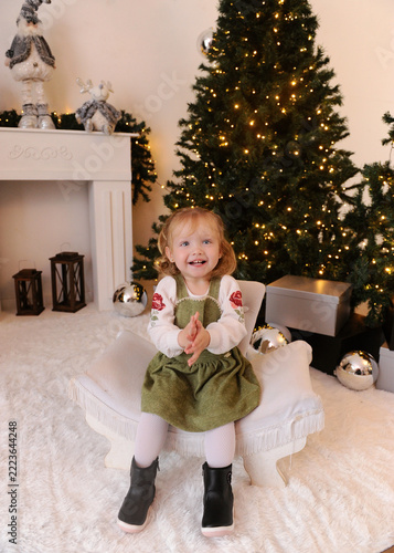 criança menina celebra o natal em linda decoração 