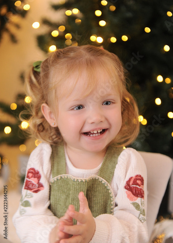 criança menina celebra o natal em linda decoração 