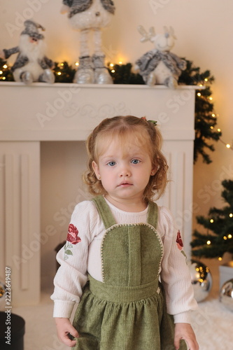 criança menina celebra o natal em linda decoração 
