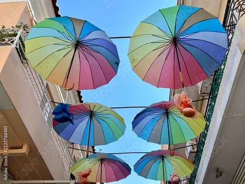 sechs bunte Regenschirme über einer Fussgängerzone zur Dekoration