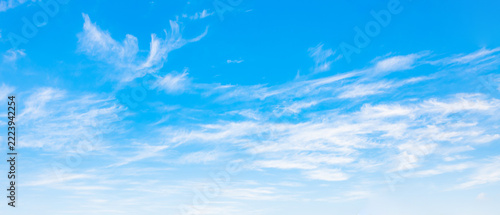 青空_大空_空_澄んだ空_雲_空のみのシンプルな背景素材
