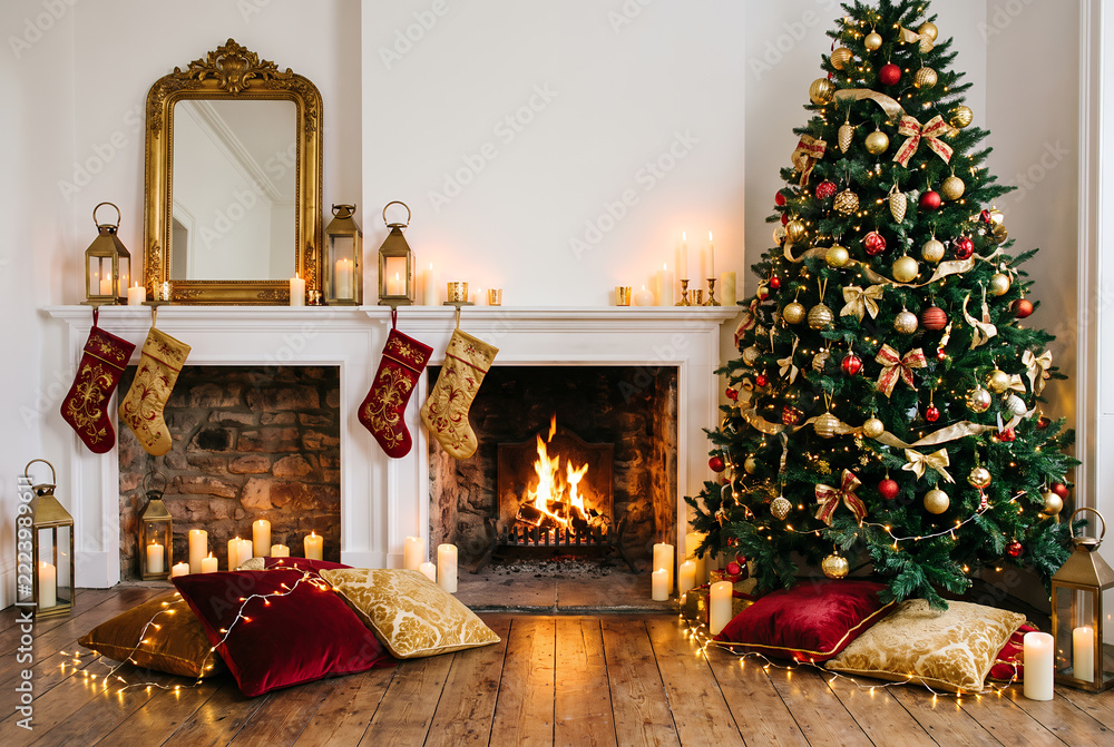 Naklejka premium Christmas living room with fireplace, decorated tree and candles