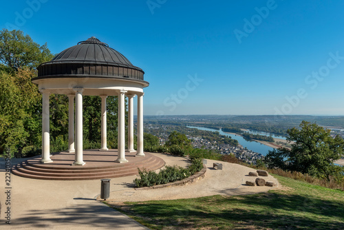 Der menschenleere Niederwaldtempel im Rheingau bei schöeem Sommerwetter mit Blick über den Rhein und Rüdesheim im Rheintal bei wolkenlosem Himmel
