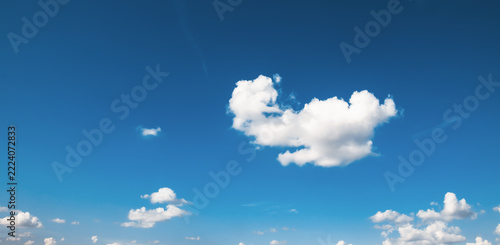 the sky is bright, the fluffy white clouds are quiet.