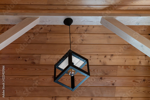 design intérieur avec poutre en bois et lampe suspendue