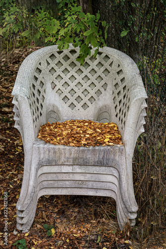 chaises de jardin abandonnées et défraîchies par le temps qui passe en extérieur