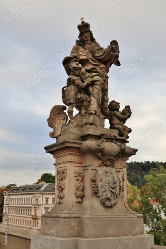 Obraz na plátně Praga - Gruppo scultoreo di Santa Ludmilla, opera di M