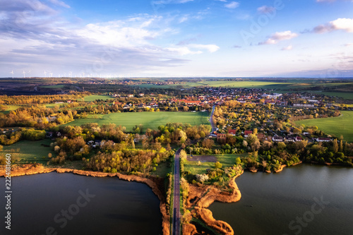 Straße in das Dorf Röblingen am See in ländlicher Region