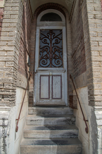 Porte d'entrée de villa de bord de mer à Mers-les-Bains, Somme, France