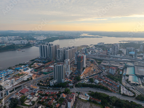 Fotografie Sunrise paints sky over bustling city skyline