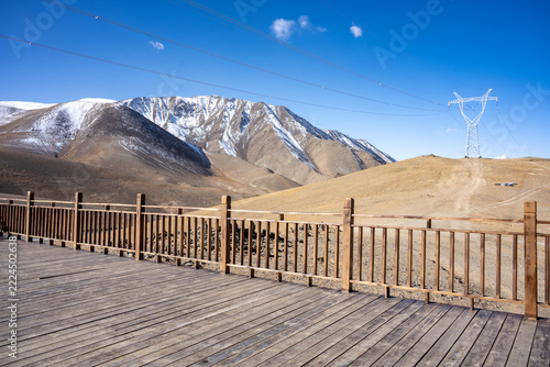 Obraz na plátně observation deck in Xinjiang with snow mountains and blue sky