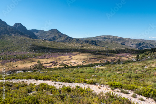 O vasto vale alpino e a natureza exuberante da Serra da Estrela em Portugal num dia ensolarado de verão