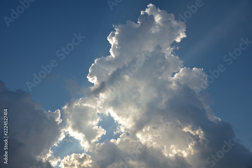 雲の間から見える太陽の明かり