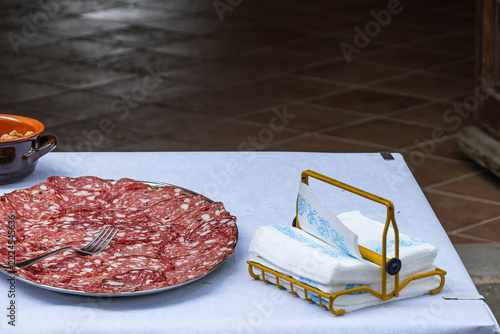 Teller mit Salami, Toskana, Italien