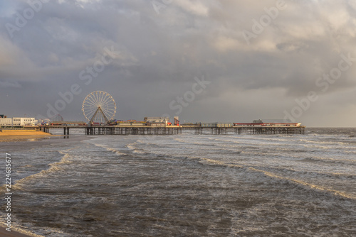blackpool-central-pier-ferris-wheel-and-waves