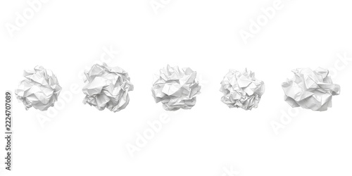 Cinq boules de papier blanc froissé alignées sur fond blanc, concept de créativité et d'erreurs à corriger