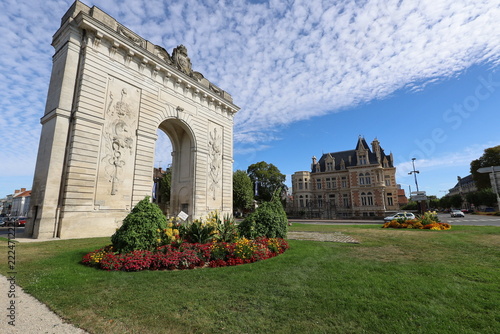 La porte Sainte Croix, arc de triomphe construit au 18ème siècle , ville de Châlons en Champagne, département de la Marne, France