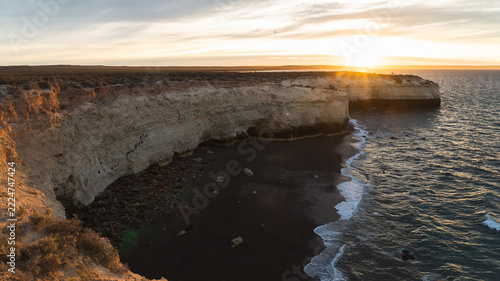 Fotografie Golden sunset over limestone cliffs and Atlantic coastline, Peninsula Valdes, Pa