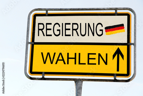 Gelb-weißes Schild mit Wahlen und künftiger Regierung und der Flagge von Deutschland