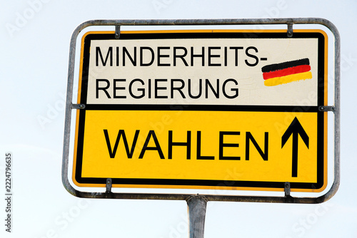 Gelb-weißes Schild mit Wahlen und Minderheitsregierung und der Flagge von Deutschland