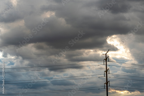 cielo tormentoso, nubes oscuras, cielo dramático, nubes de tormenta, rayos de sol, luz entre las nubes, atardecer, cielo nublado, paisaje atmosférico, naturaleza, clima, tormenta, formación de nubes, 
