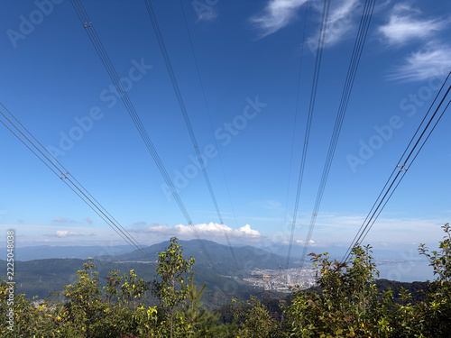 京都府と滋賀県の県境である音羽山の山頂からのびる送電線
