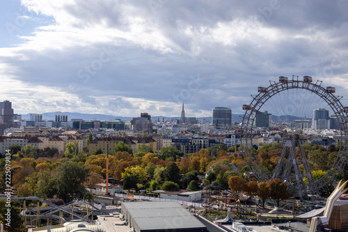 Fotografie Panorama von Wien mit dem berühmten Riesenrad des Praters rechts im Vordergrund
