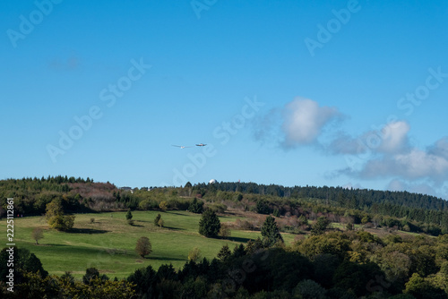 Flugzeugschlepp eines Segelflugzeuges von der Wasserkuppe aus am Schafstein in der Rhön vorbei