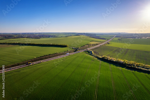 Autobahn führt durch eine ländliche Region bis in den Horizont hinein